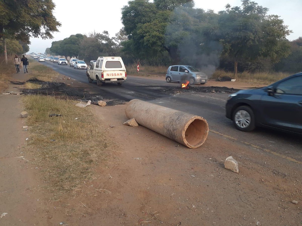 Protest in Atteridgeville, Pretoria West- WF Nkomo between Mohiri and Acridian Streets.

The road is barricated with burning tyres. TMPD and SAPS at the scene.

#CrimeWatch