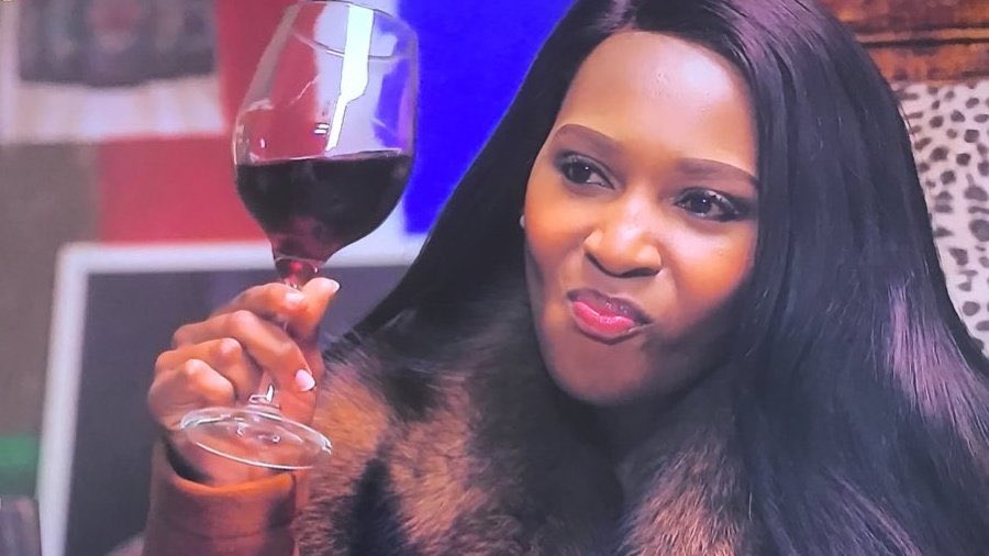 Let's stop being shady and admit that Nonku Williams is reality TV Gold, cream of the crop ke sana.
The moment her segment came, there was a lot of movement and commotion shem.
#RHODurban