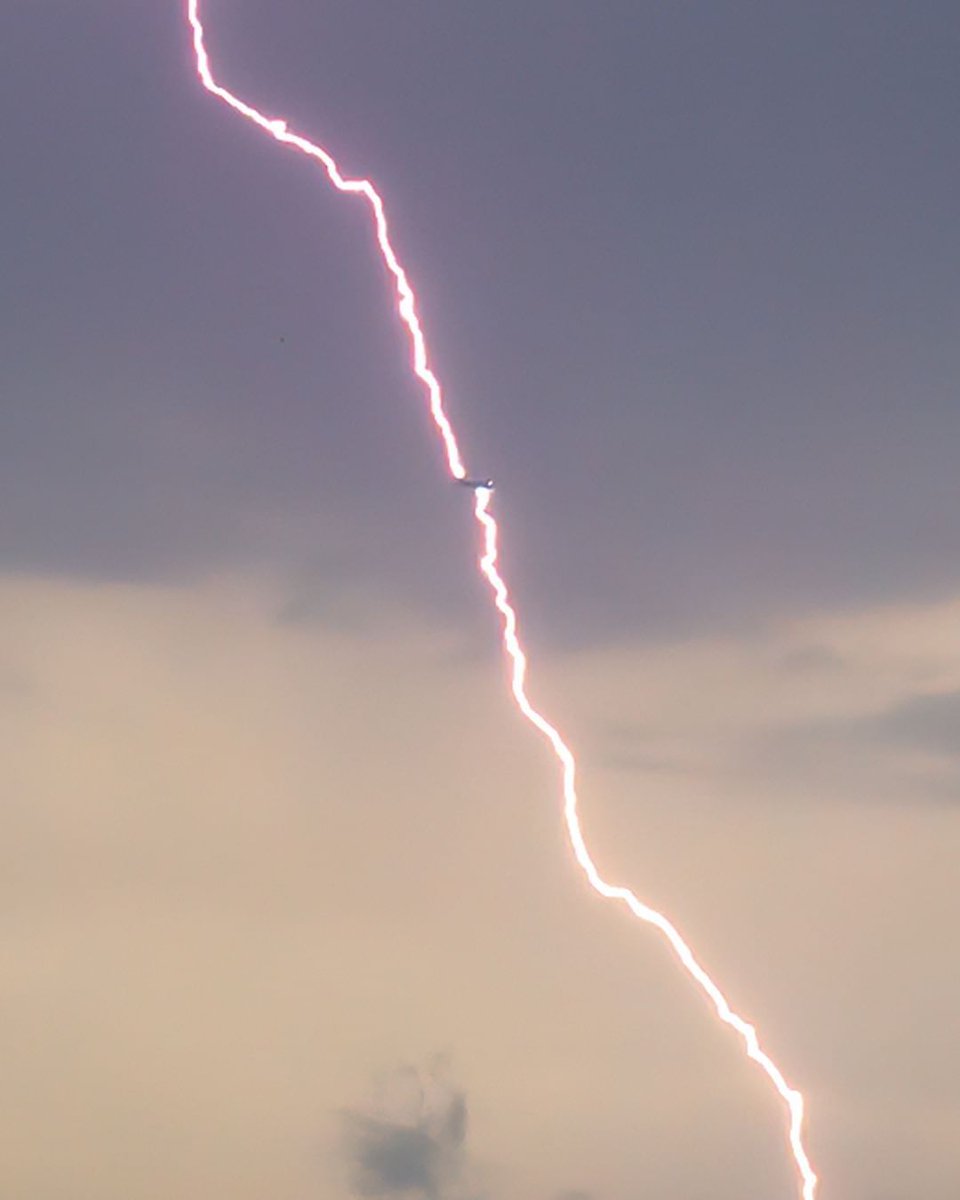 Plane Struck by Lightning in Paris 🛩️ by Bertrand Kulik 
#plane #storm #lightning