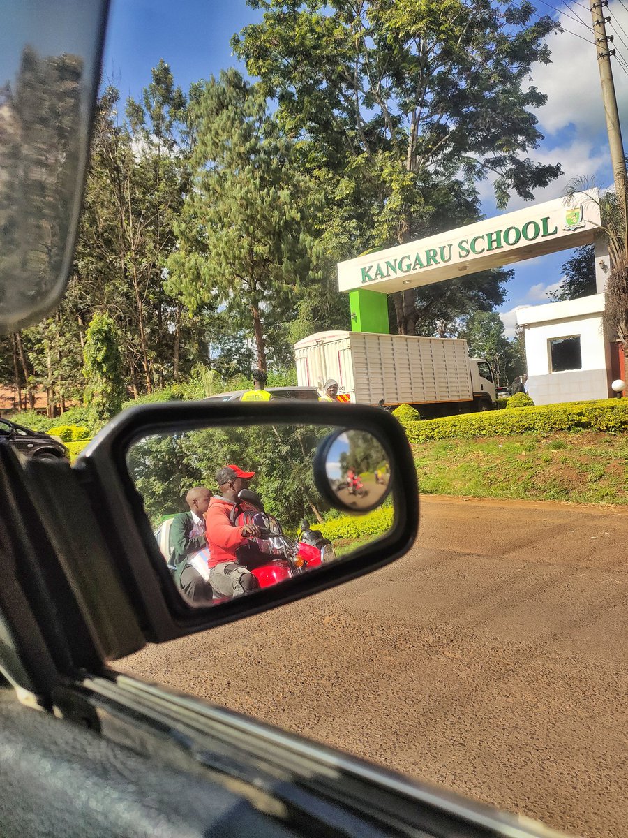 Passed by my former school and nikapata memories weuh 😂😂😂😂 Nitawapigia story vile boys wangu alinyang'anya ka dame ka nguviu gals juu ya magazine ya insyder mailodiii 😟😟. Nini sijaona sasa 😂😂😂 Mc wa magari