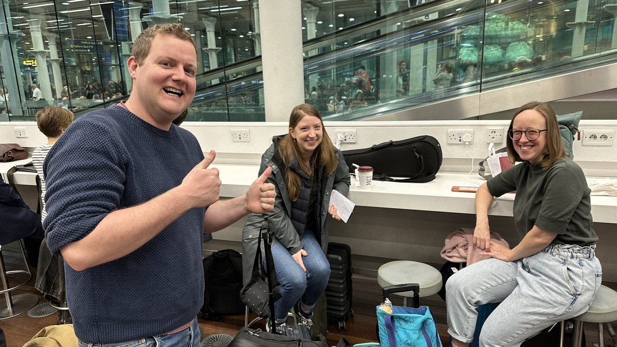Look who turned up for the Eurostar! 🚄 
Friends @auroraorchestra en route to La Rochelle 🤩 
#MoreMemorising