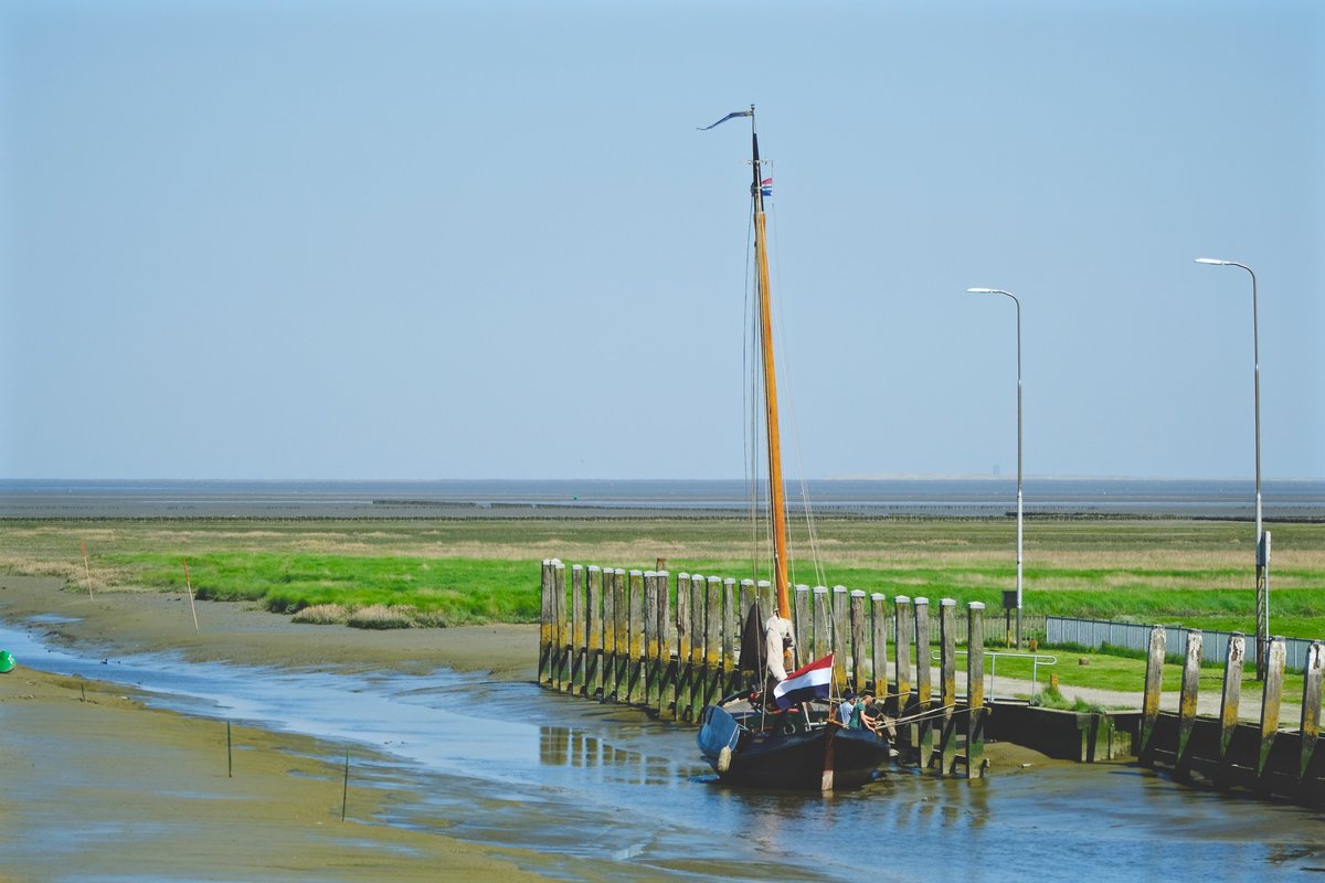 Wachten op hoog water in de kleinste zeehaven van Nederland.
.
#mooigrunnen #mooigrunneninbeeld