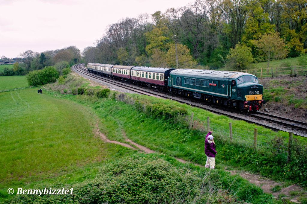 #MidWeekPeak D123 'Leicestershire and Derbyshire Yeomanry' passes Kinchley lane. My little 'un (who isn't so little anymore) exchanges waves with the Secondman of this spring diesel gala working. #Sulzer