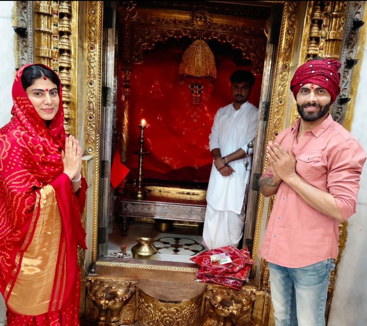 Jadeja &amp; his wife at Ashapura Temple for taking blessings ❤️