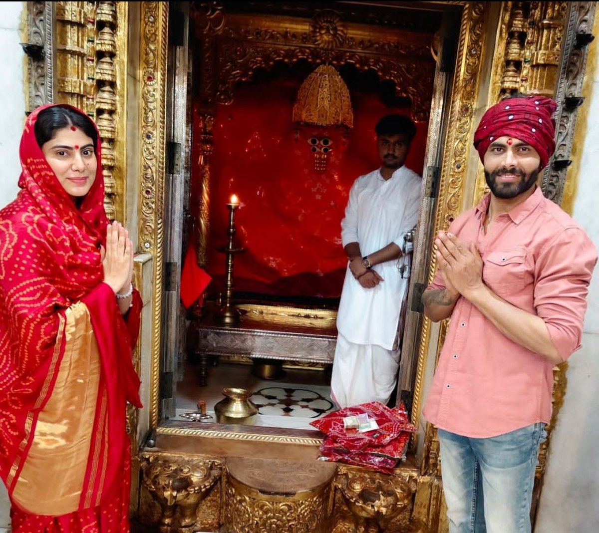 Jadeja & his wife at Ashapura Temple for taking blessings ❤️