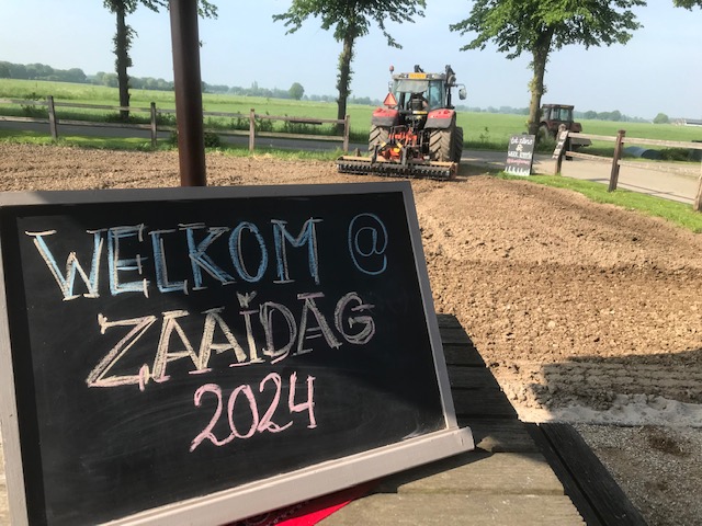 BijMeer's tweet photo. We hebben afgelopen zaterdag genoten van een heerlijke ZaaiDag. Mooie ontmoetingen én samen in actie voor nog meer #biodiversiteit Vele honderden vierkante meters ingezaaid. 
#BoerMedeburgerVerbinding Doet u ook al mee? Stuur een dm voor meer info. https://t.co/koZ8I5Q8gO https://t.co/oJgQN3CmJq