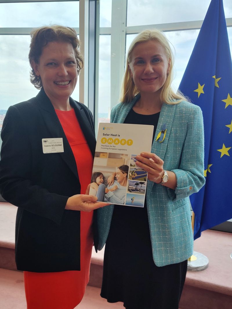 Ravi de voir la DG de @SolarHeat_EU Valérie Séjourné remettre à @KadriSimson Commissaire 🇪🇺 à l'énergie, le Manifeste pour le développement de la chaleur solaire en Europe 👍 La ♨️☀️ est SMART, promue au top niveau de l'UE 🙌