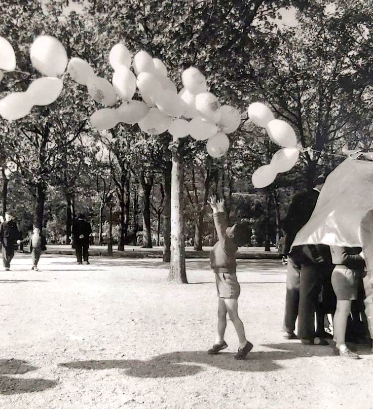 Marilyn Stafford. Jardins des Tuileries c.1950. Paris