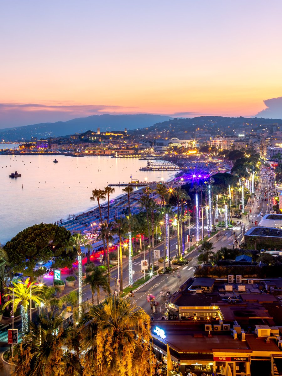 #Cannes se pare de son plus bel habit de lumière pour le 77e @Festival_Cannes. ✨ 📸 Bravo @Slpcannes pour cette sublime image.📸 #cannes2024 #cotedazurfrance