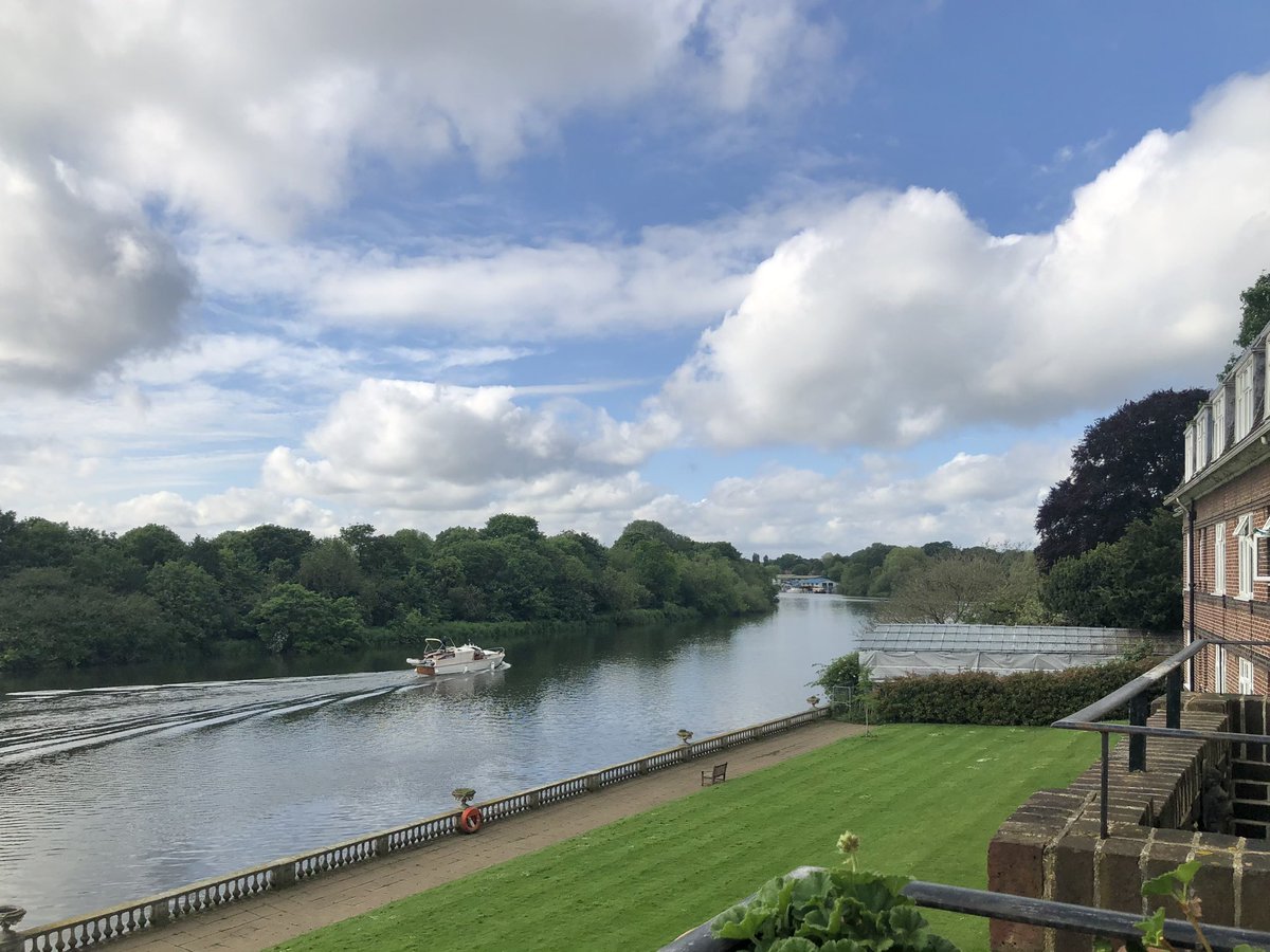 Sunny spells are forecast for Twickenham and it’s lovely watching those already enjoying the day from our balcony. 

@metoffice #loveUKWeather @SallyWeather @bbcweather