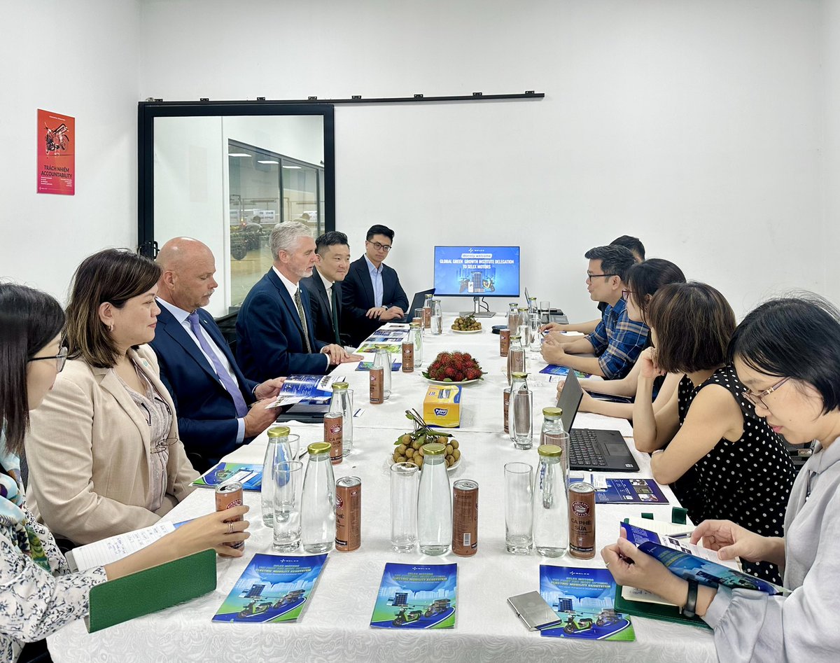 We are at #Selex motors factory! This 🇻🇳startup develops innovative electric two-wheelers operating with swappable lithium-ion batteries.

GGGI Director-General Dr. <a href="/FrankRijsberman/">Frank Rijsberman</a>’s visit today gives us a glimpse of Vietnam’s climate tech ambitions &amp; the future of green growth.