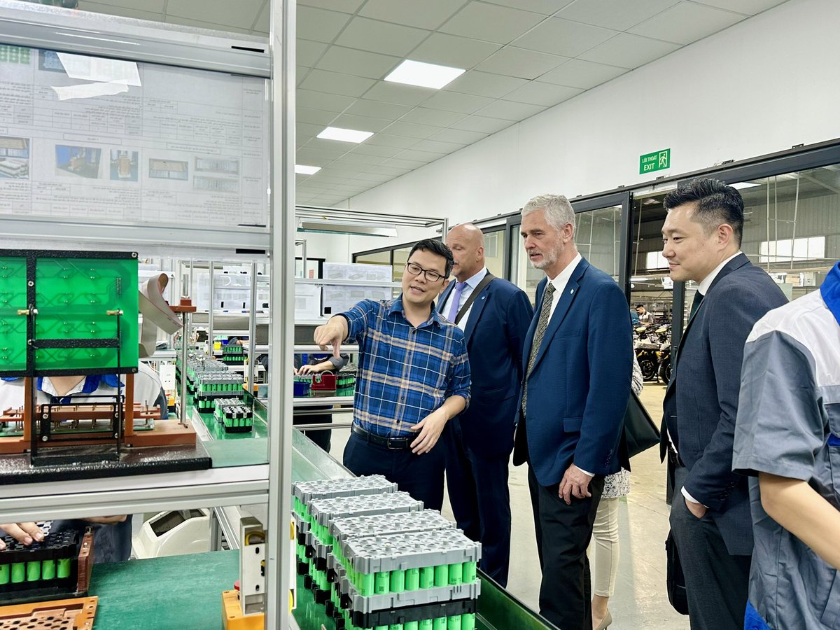 GGGIVietnam's tweet photo. We are at #Selex motors factory! This 🇻🇳startup develops innovative electric two-wheelers operating with swappable lithium-ion batteries.

GGGI Director-General Dr. @FrankRijsberman’s visit today gives us a glimpse of Vietnam’s climate tech ambitions &amp; the future of green growth. https://t.co/Ihr2uKwldT