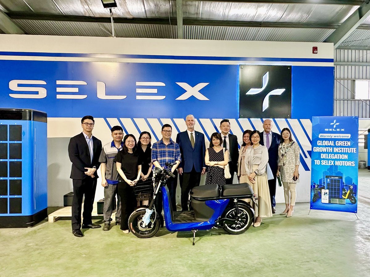 GGGIVietnam's tweet photo. We are at #Selex motors factory! This 🇻🇳startup develops innovative electric two-wheelers operating with swappable lithium-ion batteries.

GGGI Director-General Dr. @FrankRijsberman’s visit today gives us a glimpse of Vietnam’s climate tech ambitions &amp; the future of green growth. https://t.co/Ihr2uKwldT