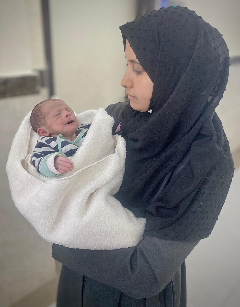 Habiba was born in a small tent. She’s 2 weeks old and weighs less than 2 kg.

According to @UN_Women, more than 150,000 pregnant and breastfeeding women are facing dire sanitary conditions and health hazards

No child should suffer like this. We need a #CeasefireNow