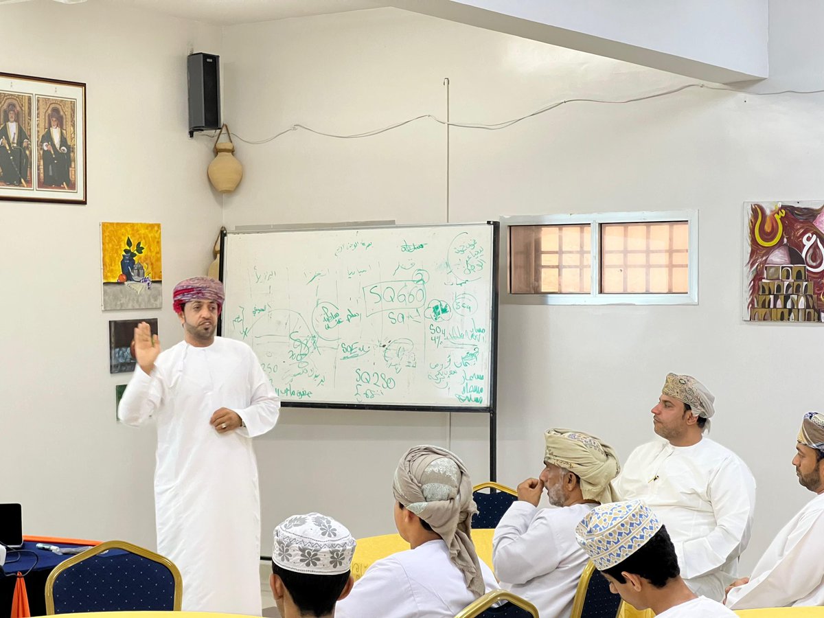 الذكاء الاصطناعي هو موضوع المحاضرة التي قدمها الأستاذ نبهان الخايفي رئيس قسم تقنية المعلومات بإدارة التربية والتعليم بالسويق حضرها عدد من طلبة المدرسة والمعلمين والإداريين ونيابة عن  إدارة المدرسة سلم الفاضل محمد الكيومي أخصائي أنظمة مدرسية هدية تذكارية للمحاضر #تعلم_مستدام
