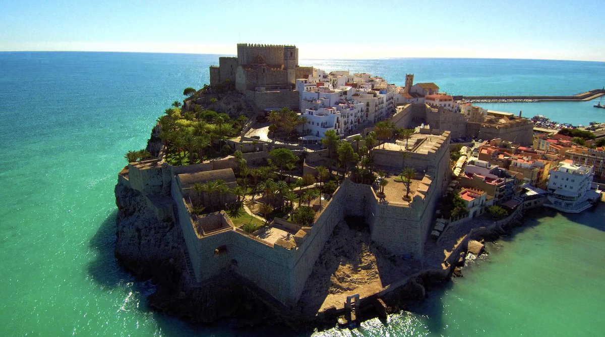 Built in 1307, Peñíscola Castle has been used in many TV series, including Game of Thrones. 🏰 Walk through history when exploring the impressive fortress and admire its views of the city. Have you visited? Find out more ➡️ bit.ly/3NWyqm2 #VisitSpain