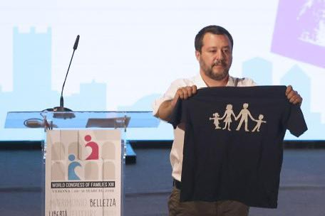 Oggi è la giornata Internazionale della Famiglia e penso a Salvini che difendeva la famiglia tradizionale al congresso di Verona.
Da divorziato e con due figli da due donne diverse, oltre a nuove fidanzate ogni tanto.
Ma perché con le sue magliette fa sempre figure di merda?