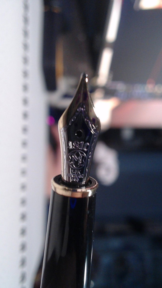 a montblanc 144! made sometime before 1991, as indicated by the two tone 14kt gold nib before they switched to 18kt 🥰