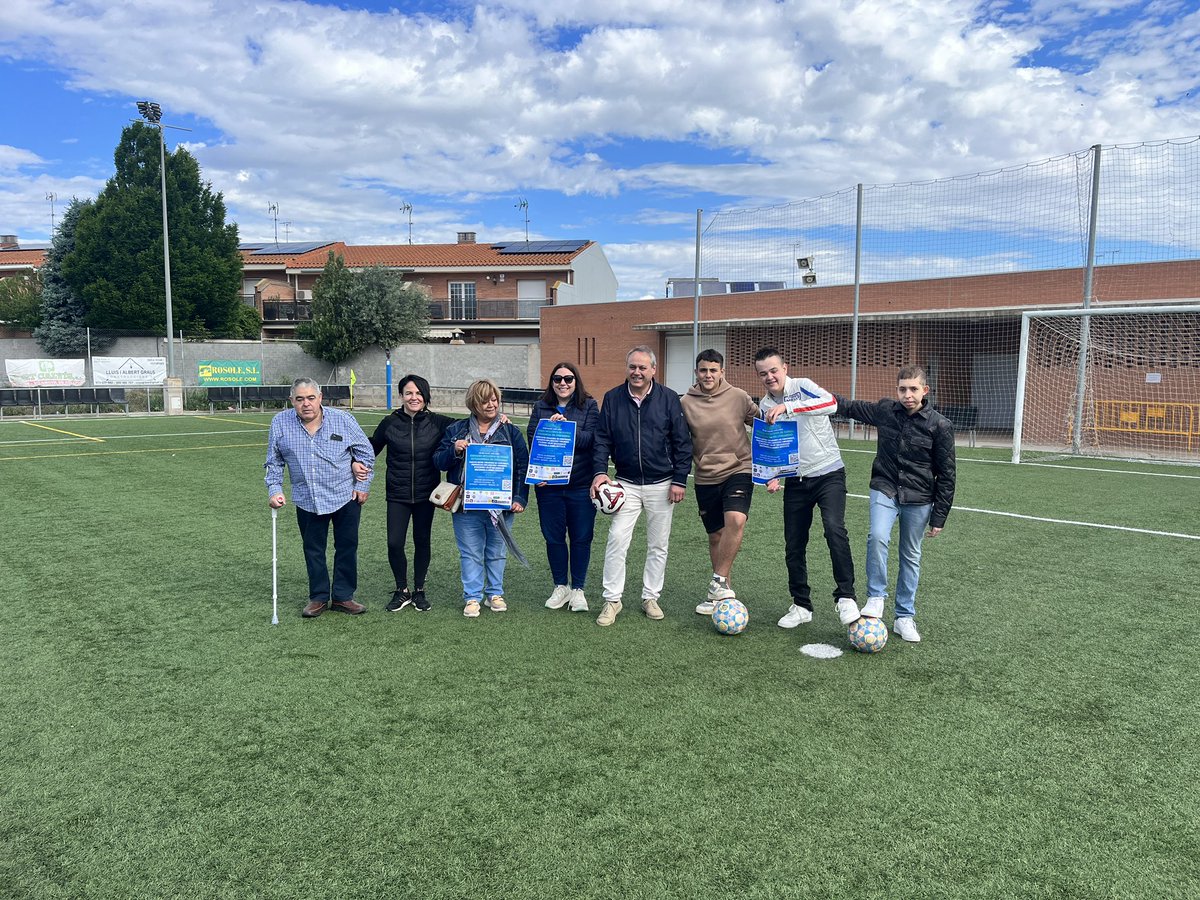 Isaam Charah presenta la segona edició del torneig solidari Passa-la a Golmés amb una vuitantena de jugadors d'Acudam, Siloé, tiktokers i periodistes aquest dissabte 18 de maig @aacudam @AjGolmes #Passala