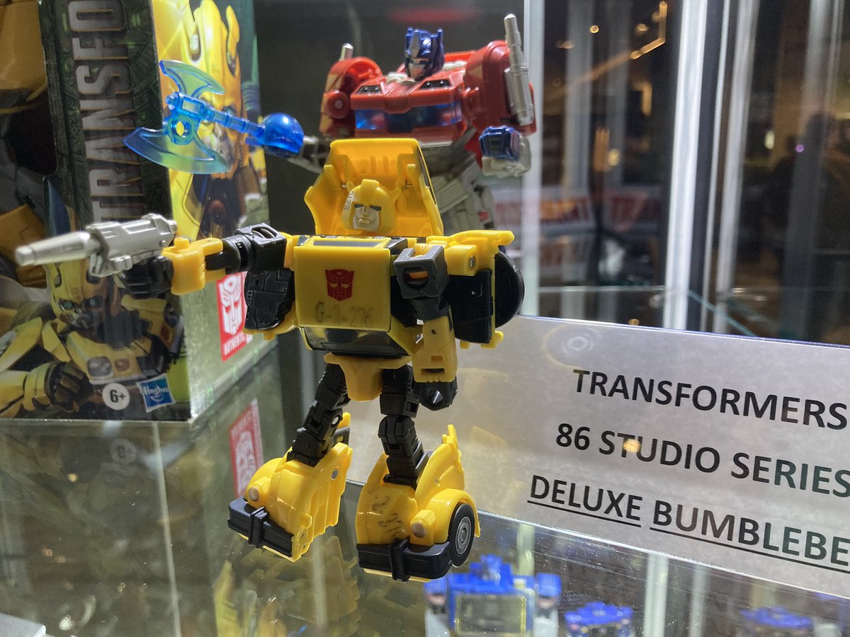 MichaelFouche's tweet photo. Deluxe TFOne OP and SS Bumblebee. https://t.co/H6fV4exCi1