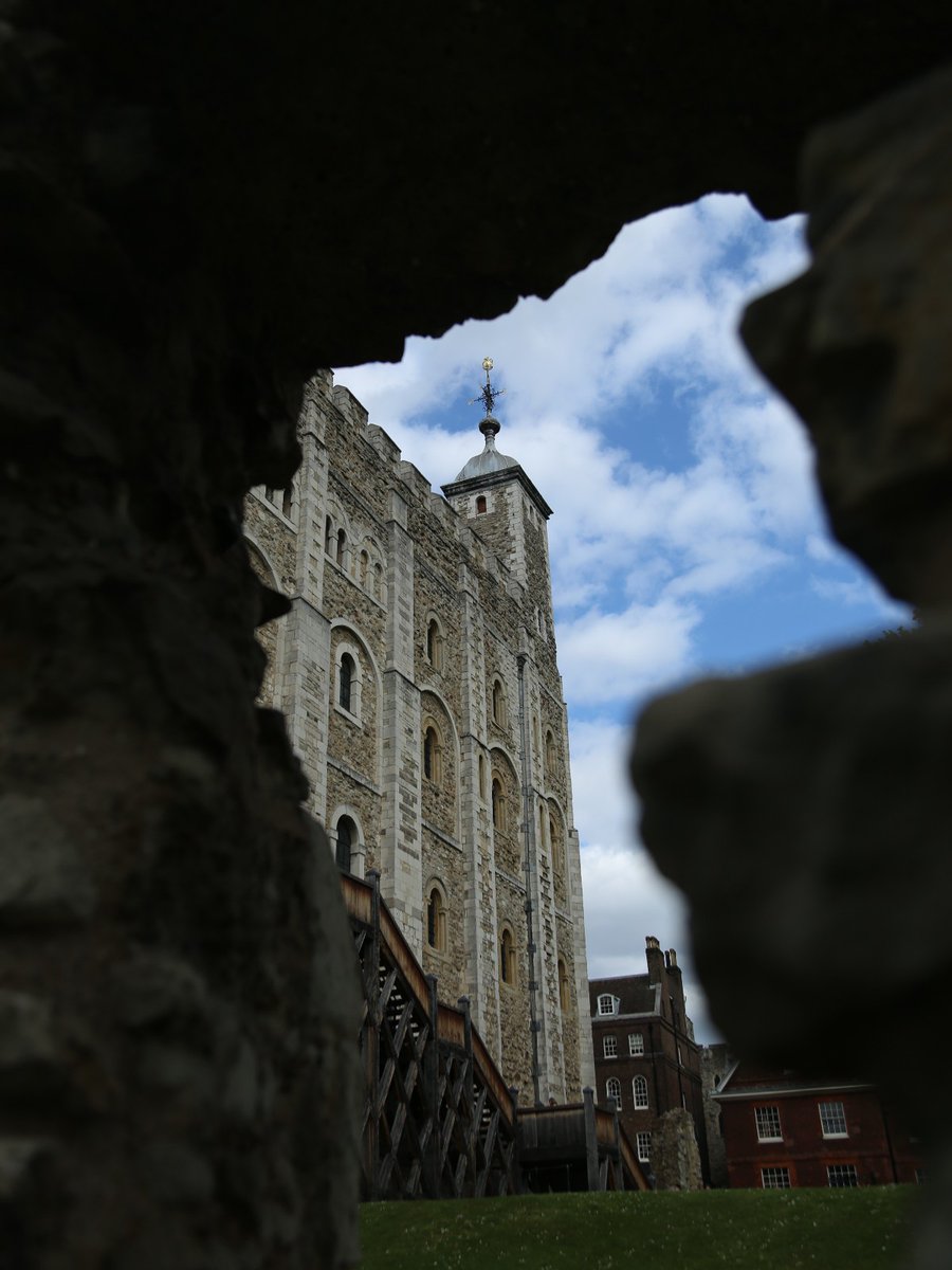 All about the framing ✨ We love this sneaky view of the White Tower at the Tower of London 🏰