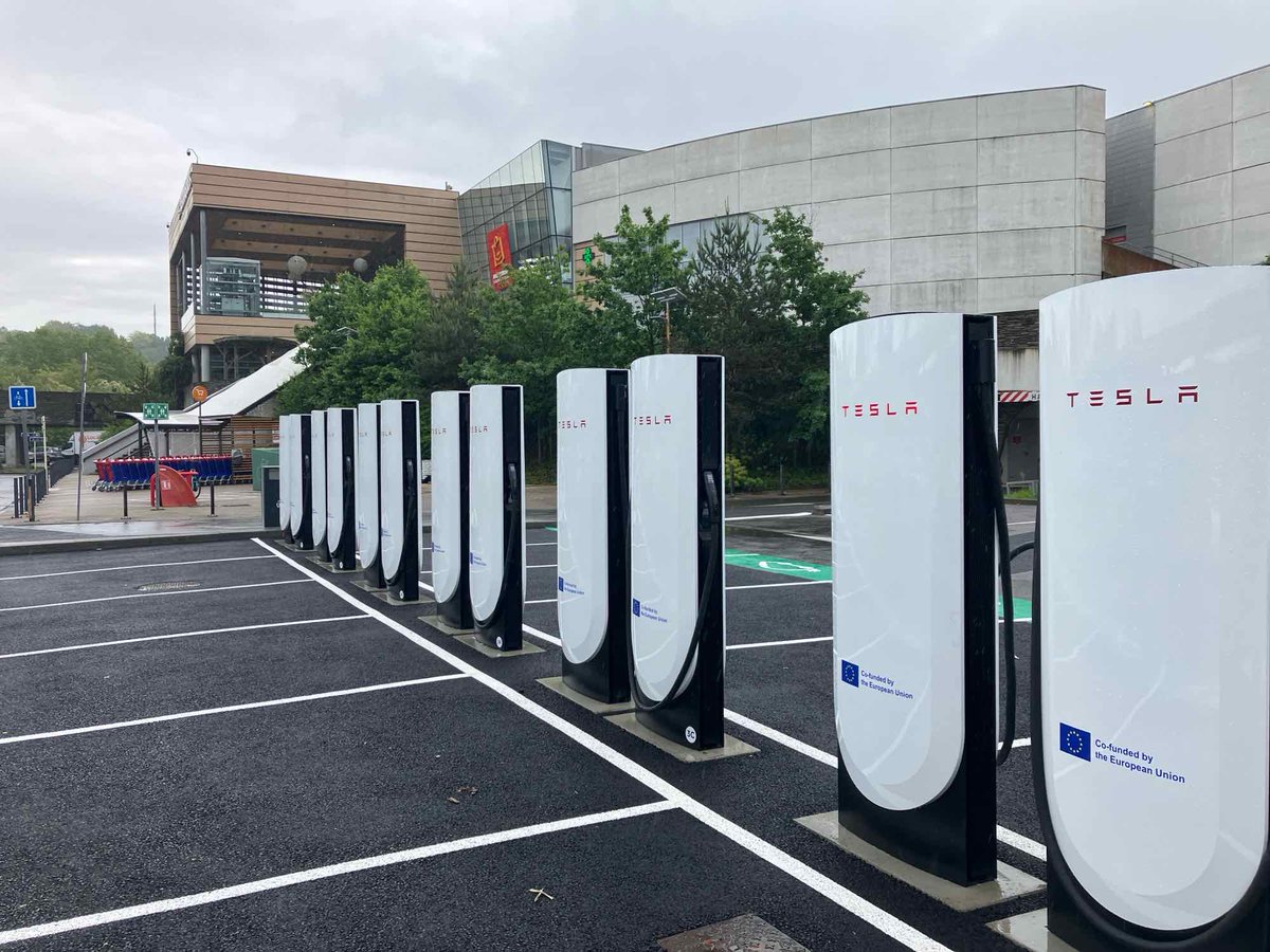 New Tesla Supercharger: Saint-Pierre-d'Irube, France (12 stalls) tesla.com/en_eu/findus?l…