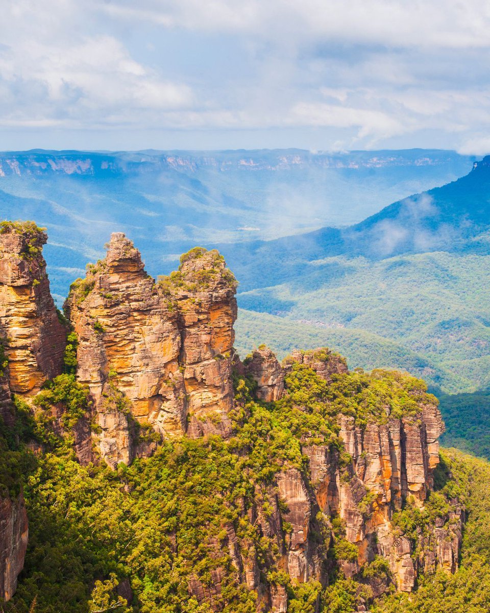 The Three Sisters, Australia 🇦🇺 The Three Sisters have Aboriginal names: Meehni (922 meters), Wimlah (918 meters), and Gunnedoo (906 meters). They stand guard over the Jamison Valley located in the Blue Mountains National Park near Katoomba, New South Wales, Australia.