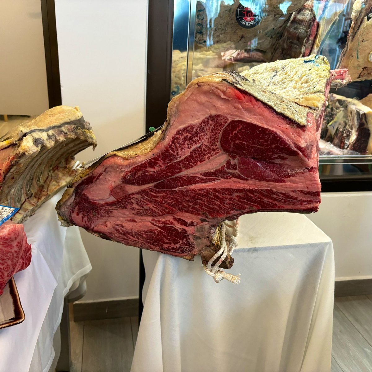 La noche del festival de la carne en su máximo esplendor.
Solo Cata, de <a href="/latabernadeelia/">La Taberna De Elia</a> los tiene para reunir a sus tres proveedores básicos y citar a un grupo de amigos para hacer un recorrido por todas las carnes que ofrece en el restaurante.
Que planazo!