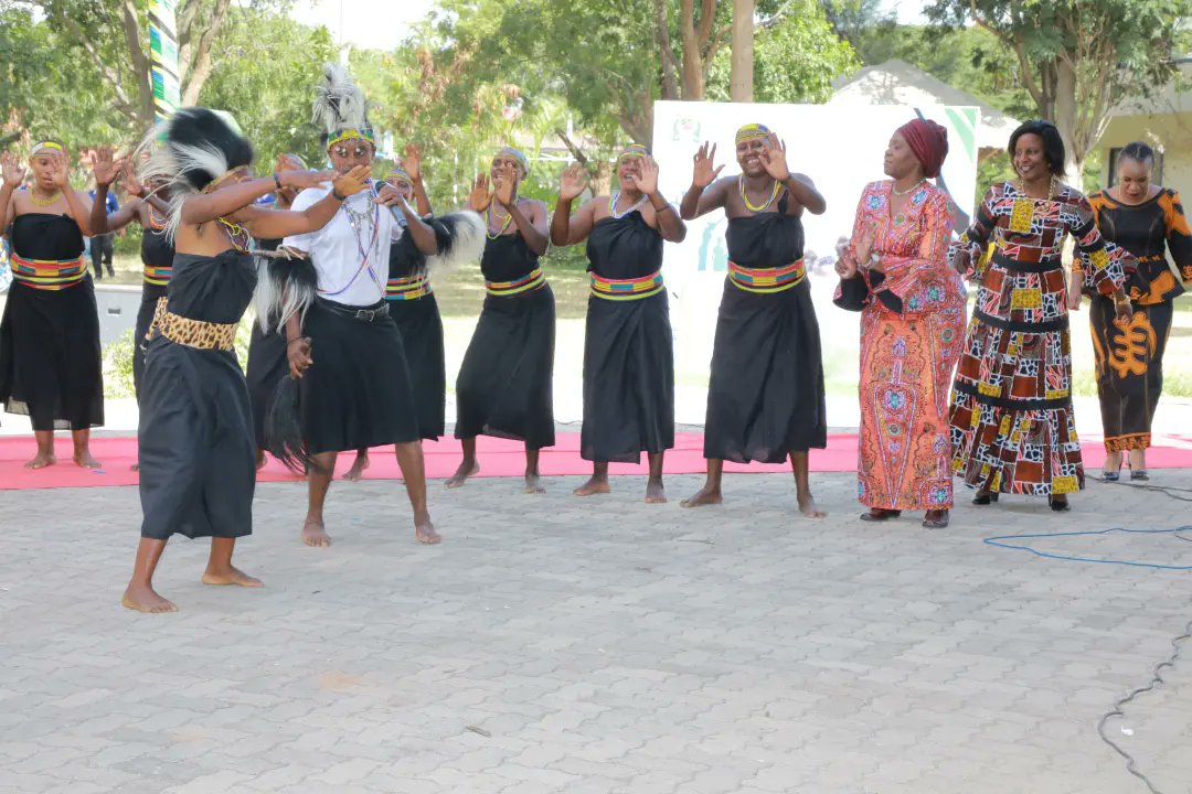 Waziri wa Maendeleo ya Jamii, Jinsia, Wanawake na Makundi Maalum Mhe. Dkt. Dorothy Gwajima akijumuika kucheza na kikundi cha sanaa cha ngoma ya asili kwenye Maadhimisho ya Siku ya Kimataifa ya Familia na Uzinduzi wa Mpango wa Taifa wa Kutokomeza Ukatili dhidi ya Wanawake na