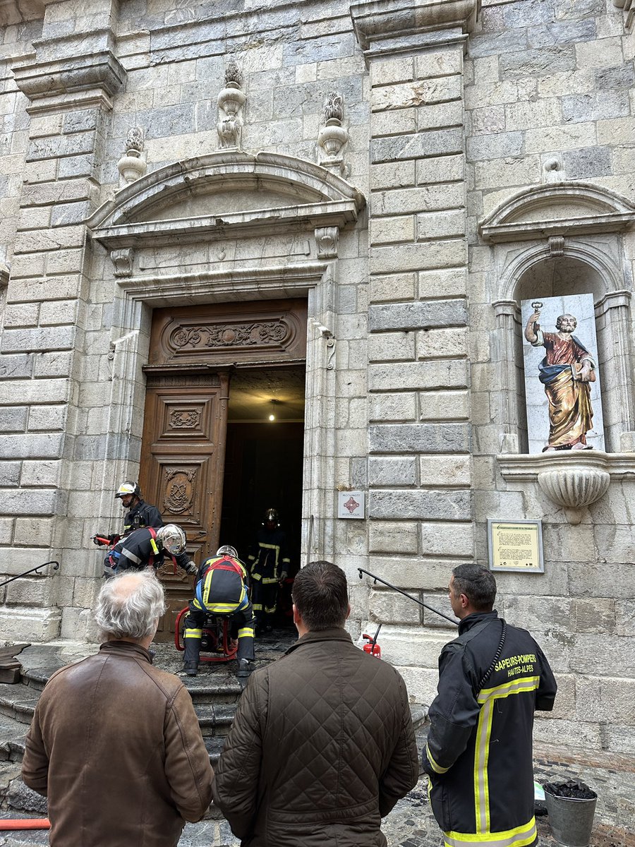 🔴 Un homme tente de brûler une #Eglise historique à #Briançon. Son identité n'est pas révélée par la presse malgré son arrestation...