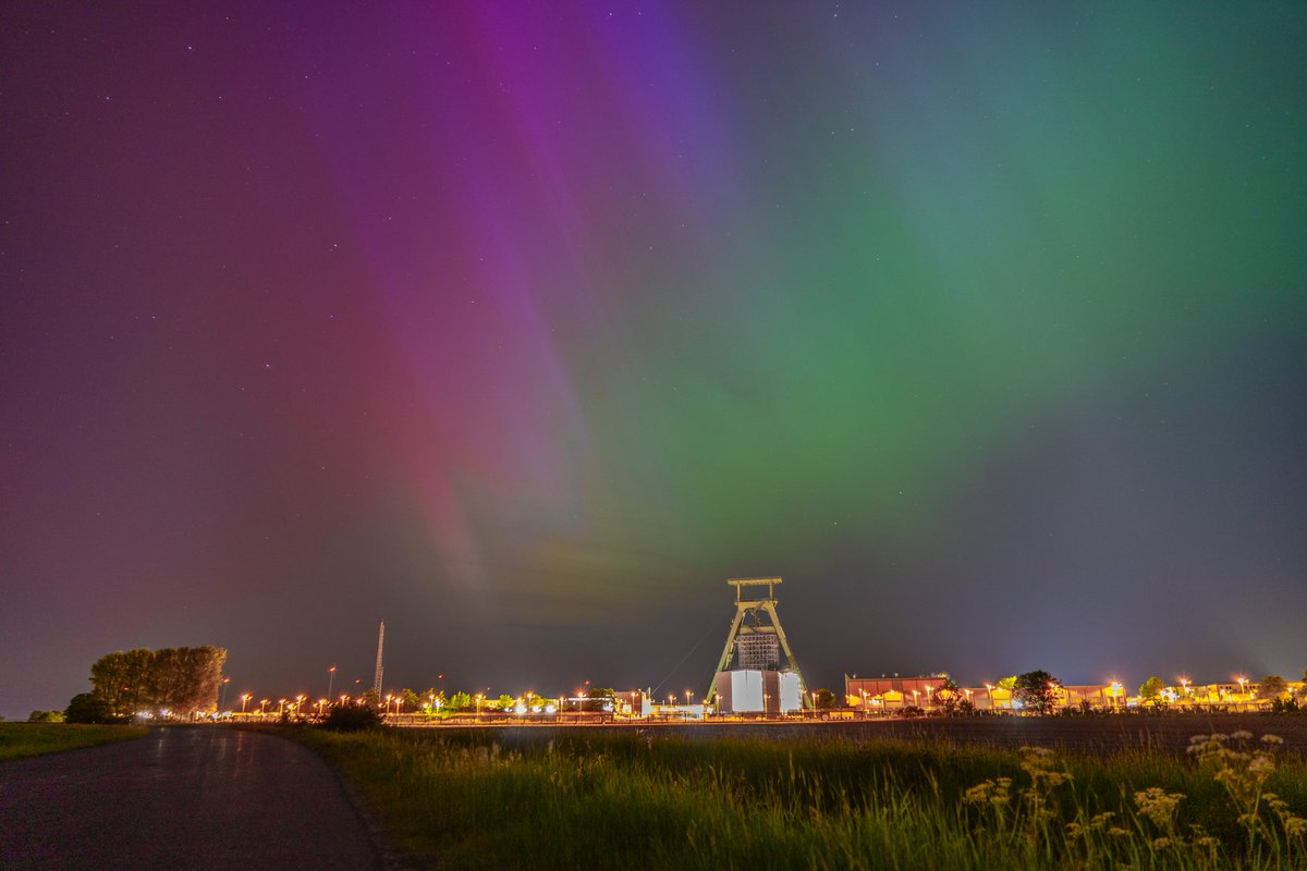 Farbspektakel über der #Schachtanlage #Konrad: Vergangenes Wochenende sorgte ein #Sonnensturm für farbenfrohe #Polarlichter, die den Himmel über unserem künftigen #Endlager zum Leuchten brachten. Haben Sie die Polarlichter auch gesehen? 👀