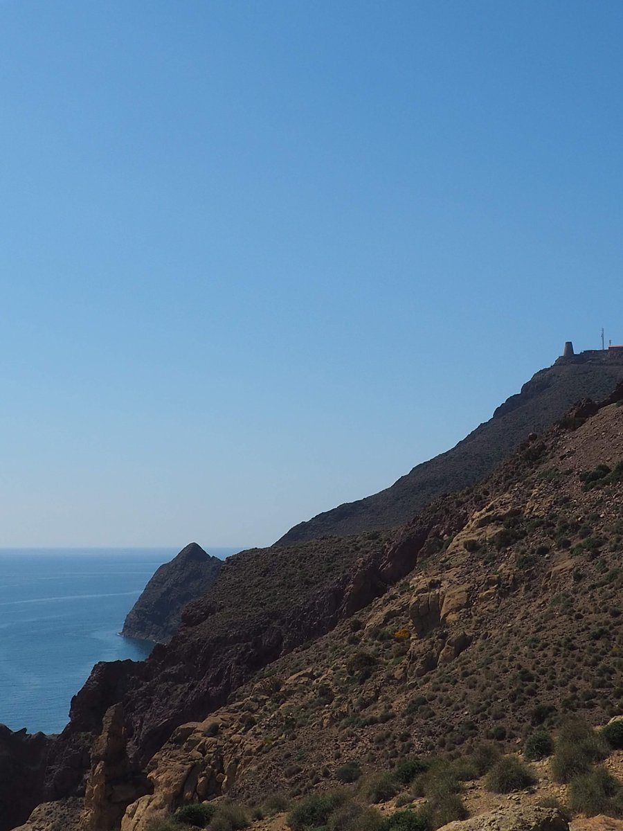 Los tremendos acantilados de Punta Negra, durante nuestro recorrido por el sendero de la Vela Blanca.
Parque Natural de Cabo de Gata - Níjar, Almería.