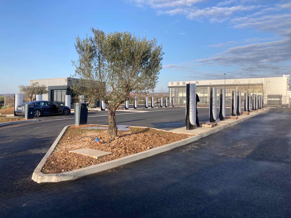 New Tesla Supercharger: Centre Tesla Aix-Marseille, France (24 stalls) tesla.com/en_eu/findus?l…