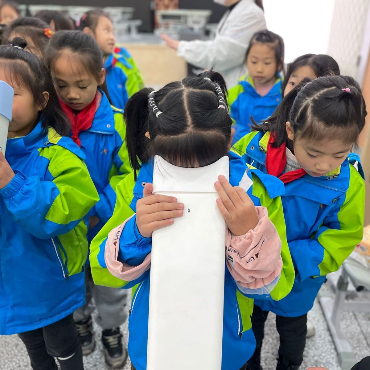 It's Myopia Awareness Week! As kids may have difficulty to express the inability to see properly, it is essential to provide them a proper eye care check. With our devices, mass screening tests are fast and easy to be made!
#adaptica #visionscreeners