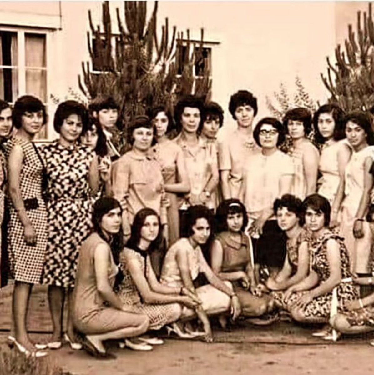 Nazilli Sümerbank basma fabrikasında düzenlenen baloya katılan işçi kadınlar..
Memleket 20 yılda 100 yıl geriye gitti..😔