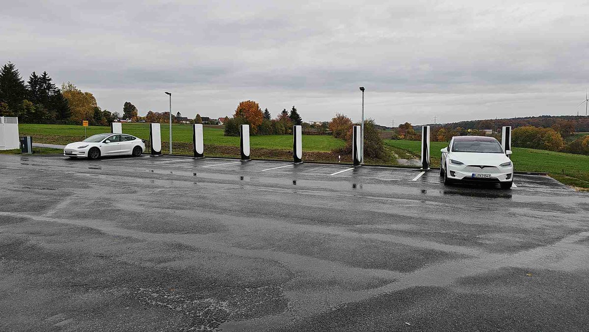 New Tesla Supercharger: Ursensollen, Germany (8 stalls) tesla.com/en_eu/findus?l…