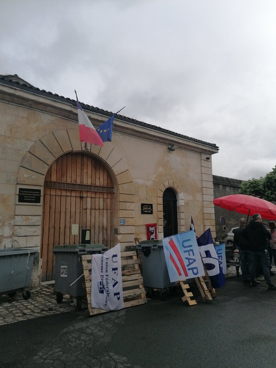 L'accès à la maison d'arrêt de #saintes bloquée ce mercredi par des agents de détention suite aux décès de deux collègues lors d'un transfert de détenu. Mouvement de FO justice et UFAP <a href="/SO_LaRochelle/">SO_LaRochelle</a>