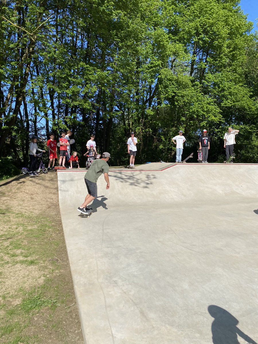 demokratieghst's tweet photo. 🛹Tobias Scherf @T2408, Bürgermeister der Stadt #Warburg bei der Einweihung eines Skateplatzes: "Mit der Teilnahme an #JugendEntscheidet der Hertie-Stiftung wurde erstmals in der Hansestadt ein großer Meilenstein bezüglich #Jugendbeteiligung und -#partizipation gesetzt. Welche Kraft in den Ideen der Jugendlichen steckt, verbunden mit der Nutzung der passenden Förderkulisse seitens der Verwaltung, wird hier beim Skatepark in der Diemelaue deutlich."