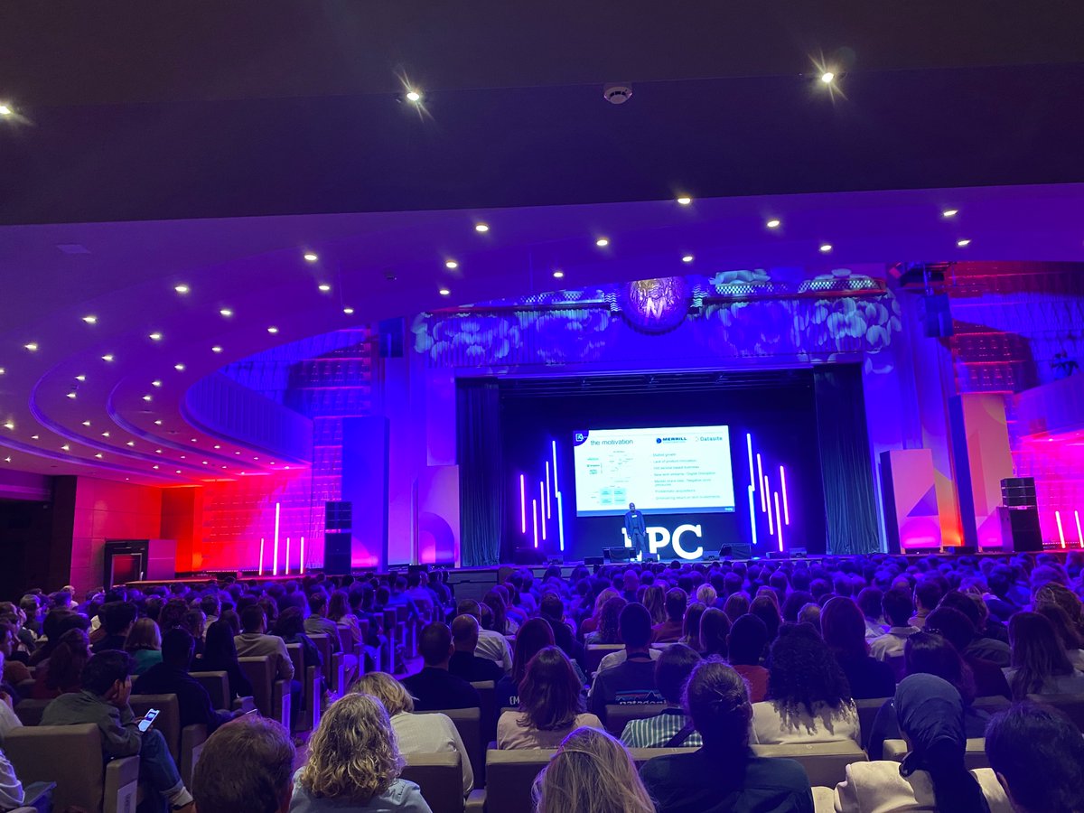 Excited for my first Product Conf Paris and as a staff <a href="/InnoThiga/">Thiga</a>!
For <a href="/CIdiodi/">Christian Idiodi</a> if you want to evolve from Project to Product: You need to change 1.How you decide which problems you want to solve 2.How you solve problems 2. How you build.