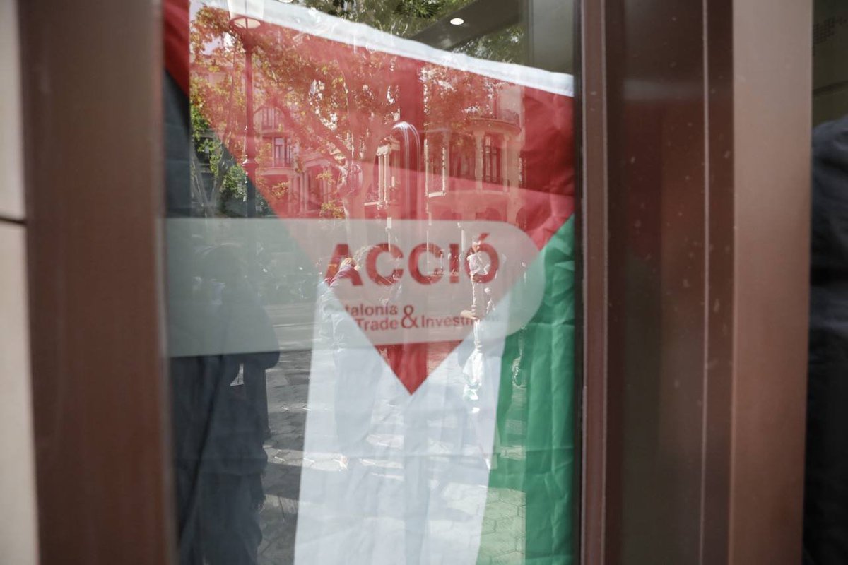 La_Directa's tweet photo. #ÚLTIMAHORA | Activistes ocupen l’agència de la Generalitat #ACCIÓ per reclamar al Govern que talli les relacions amb l’Estat d’#Israel https://t.co/dzKS1UMJYn Denuncien que l’organisme públic incentiva vincles amb empreses israelianes. Per @TxellRigol i @dvdbou; fotos d'@_ittos_ https://t.co/WhEWlOWpW8
