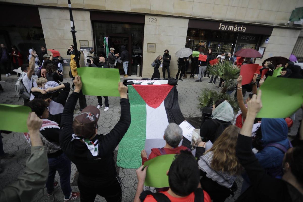 #ÚLTIMAHORA | Activistes ocupen l’agència de la Generalitat #ACCIÓ per reclamar al Govern que talli les relacions amb l’Estat d’#Israel directa.cat/activistes-ocu… Denuncien que l’organisme públic incentiva vincles amb empreses israelianes. Per @TxellRigol i @dvdbou; fotos d'@_ittos_