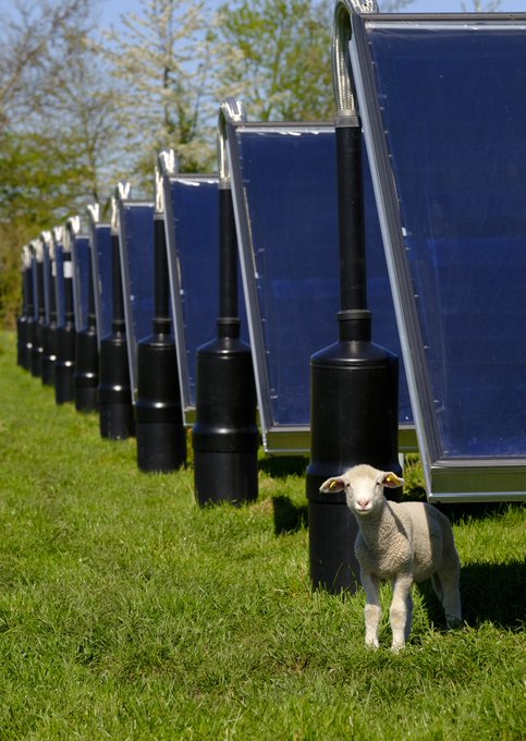 Selon la réglementation 🇫🇷, une centrale solaire thermique au sol est considérée comme 'artificialisante' 🤔Bug législatif de 2021 qu'il faut corriger, car cela bloque tous les projets pour alimenter les réseaux de chaleur avec ♨️☀️ !