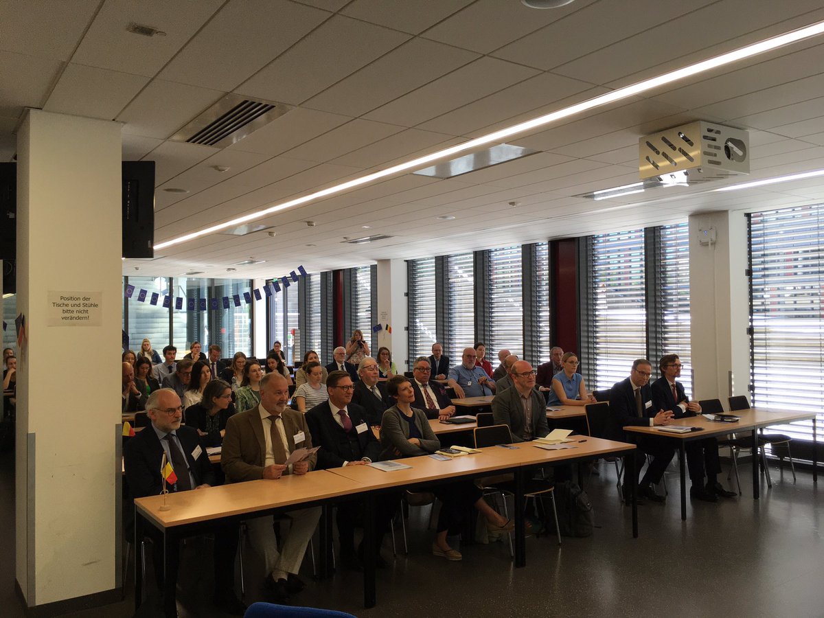 Weiter gehts mit den Grußworten von Prof. Dr. Sabine Schmitz, Vorstandsvorsitzende des BELZ und Prof. Dr. Johannes Süßmann, stellvertretender Vorstandsvorsitzender des BELZ.

#belgien #belz #upb #belgientag #international #belgiennet