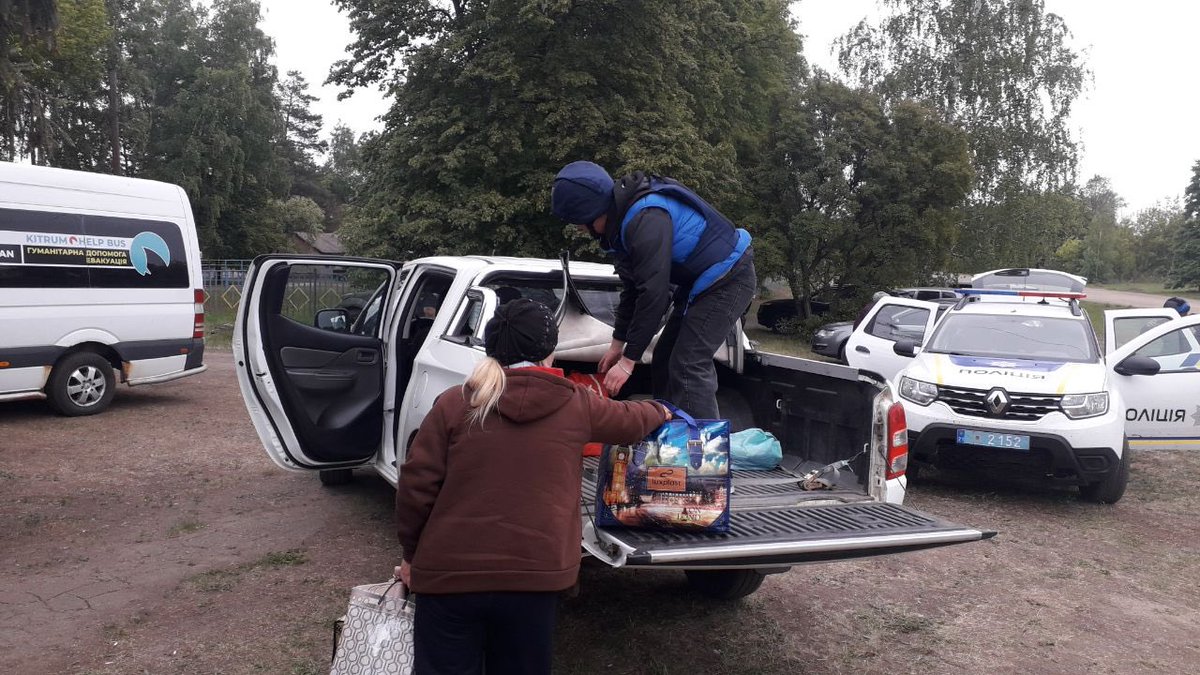 Evacuations continue from Vovchansk in the Kharkiv region🇺🇦 where hostilities are increasing.   UNHCR's partner @MissionProliska helped people get to the transit centre in Kharkiv city, where they received psychosocial support, basic aid & was registered for cash assistance.