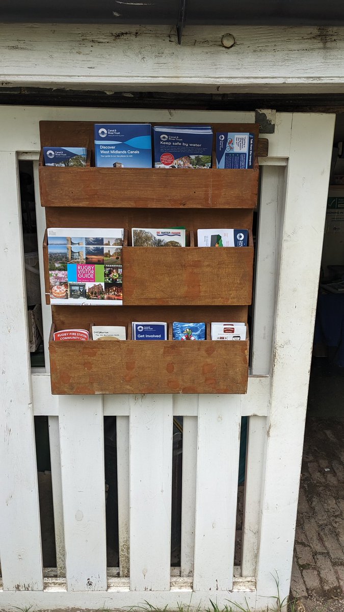 We recently refreshed our information rack. Our thanks to @JeannetteMorgz for the stock of Rugby Visitor Guides. #BoatsThatTweet @CRTWestMidlands @CRTBoating