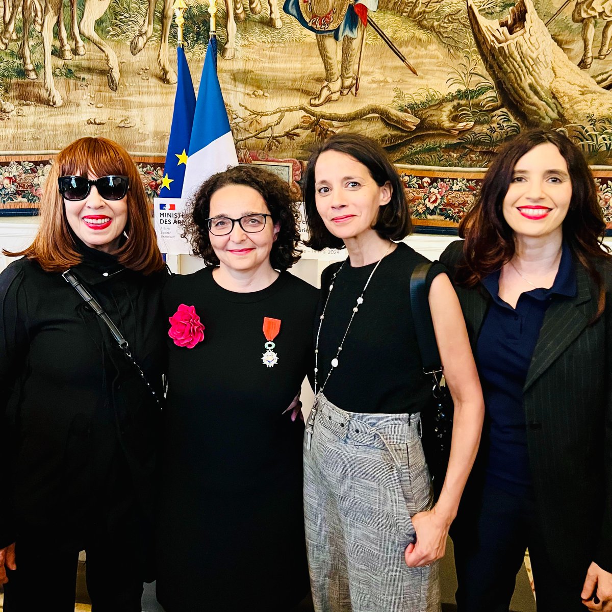 Félicitations à @MurielDomenach, ambassadrice de France à l'OTAN, qui a reçu les insignes de Chevalier de la Légion d’honneur des mains du ministre Sébastien Lecornu. 🎖🇫🇷 🇪🇺
Muriel Domenach est membre de notre conseil féminin depuis sa création. Elle est la première diplomate
