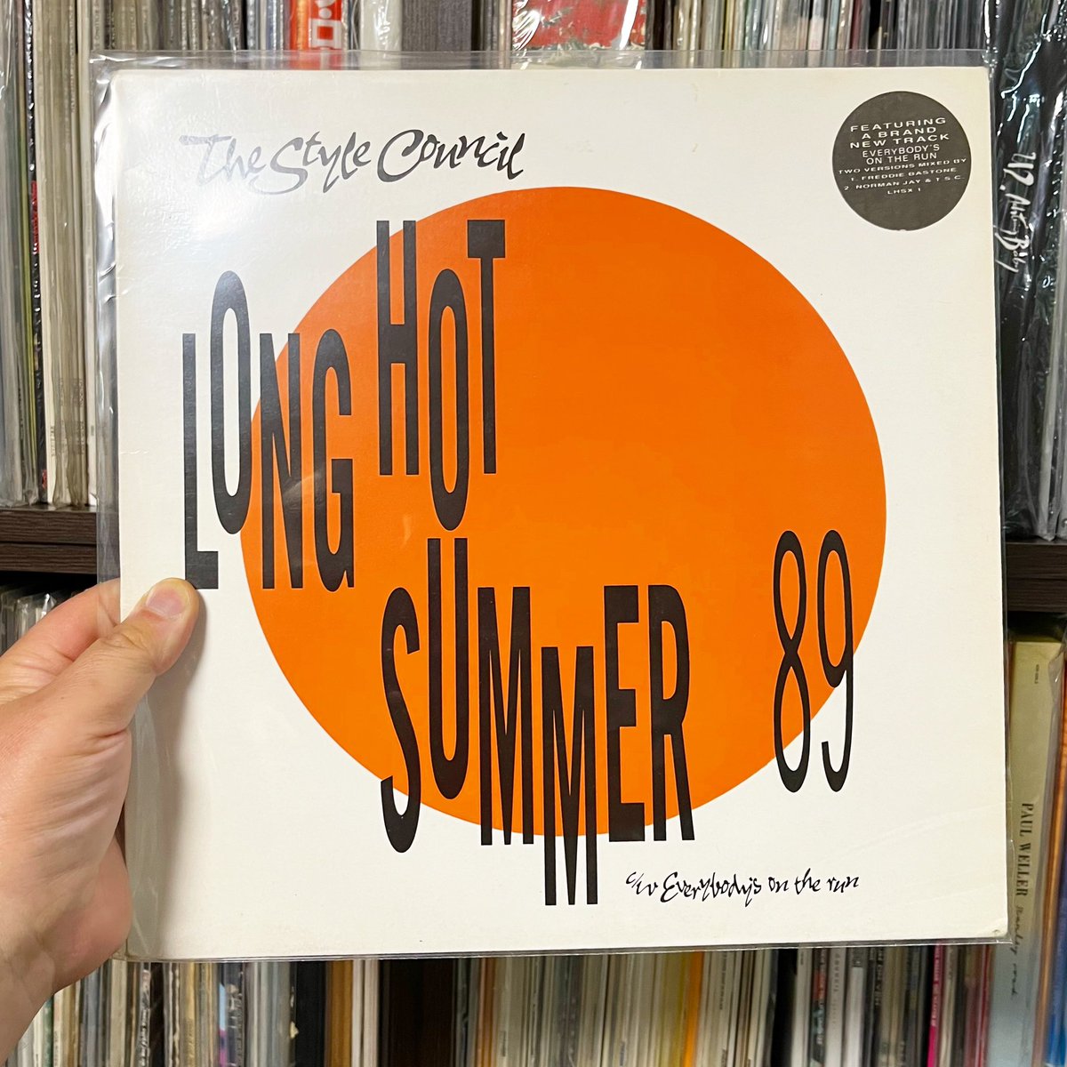 #ReleasedOnThisDay 
The Style Council - Long Hot Summer 89 (1989-5-15)
悪いわけじゃないがオリジナルの瑞々しさというか透明感みたいなものが、コレには無いと思うんだよ
だいたい前年のシングルカップリングのバージョンを新作みたいに出すのもどうかと😂
#StyleCouncil #45rpm #vinylcollection