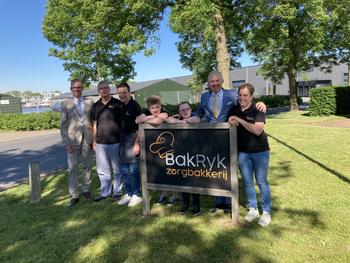 CdK Brok (@cdkfryslan) on Twitter photo De hannen út de mouwen stutsen mei de minsken fan soarchbakkerij Bakryk yn #Burgum. Hjir krije minsken mei in soarcheftergrûn de kâns om it bakkers-ambacht eigen te meitsjen. Prachtich inisjatyf dat nei mear smakket! Mei boargemaster @JeroenGebben fan <a href="/tdiel/">Tytsjerksteradiel</a> <a href="/provfryslan/">Provincie Fryslân</a> De hannen út de mouwen stutsen mei de minsken fan soarchbakkerij Bakryk yn #Burgum. Hjir krije minsken mei in soarcheftergrûn de kâns om it bakkers-ambacht eigen te meitsjen. Prachtich inisjatyf dat nei mear smakket! Mei boargemaster @JeroenGebben fan <a href="/tdiel/">Tytsjerksteradiel</a> <a href="/provfryslan/">Provincie Fryslân</a>