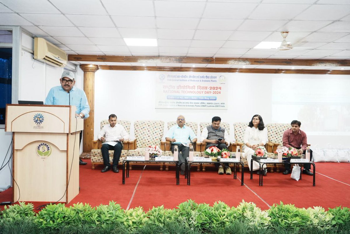Dr. @PrabodhTrivedi , Director, CSIR-CIMAP while welcoming all the dignitaries, trade representatives, farmers, scientists, researchers and CIMAP staff said that Technology Day is organized to fulfill the objective of 'Lab to Land' research, and everyone should cooperate in it.