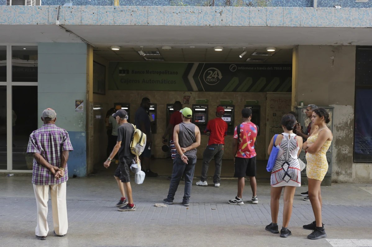 THE FINANCIAL BANKING SYSTEM IN #CUBA HAS COMPLETELY COLLAPSED, CUBANS WOKE TO LEARN THEIR BANK ACCOUNTS HAVE BEEN EMPTIED…THERE IS NO #CASH AT ATM’S ! #Banks #BankingCrisis #BankFailures #BankRuns